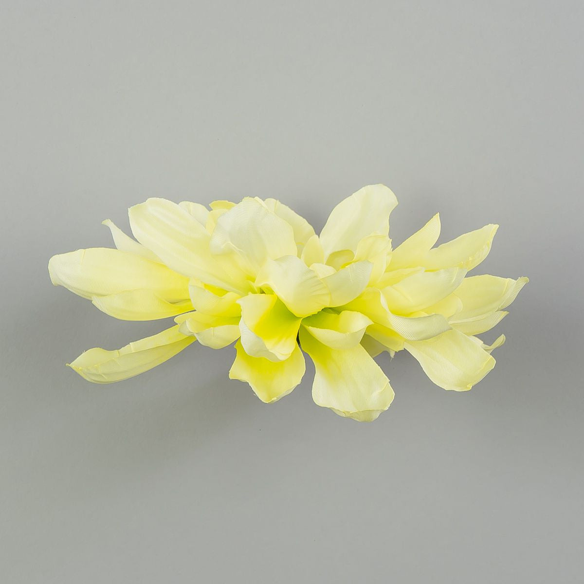 Vaalea keltainen tekodaalian kukkapää, satiini, 17 cm, 12 kpl